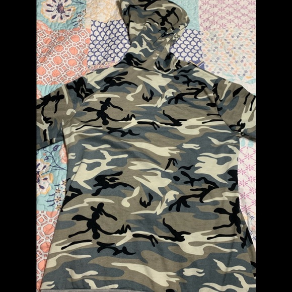 Medium camo hoodie women’s - Picture 2 of 4